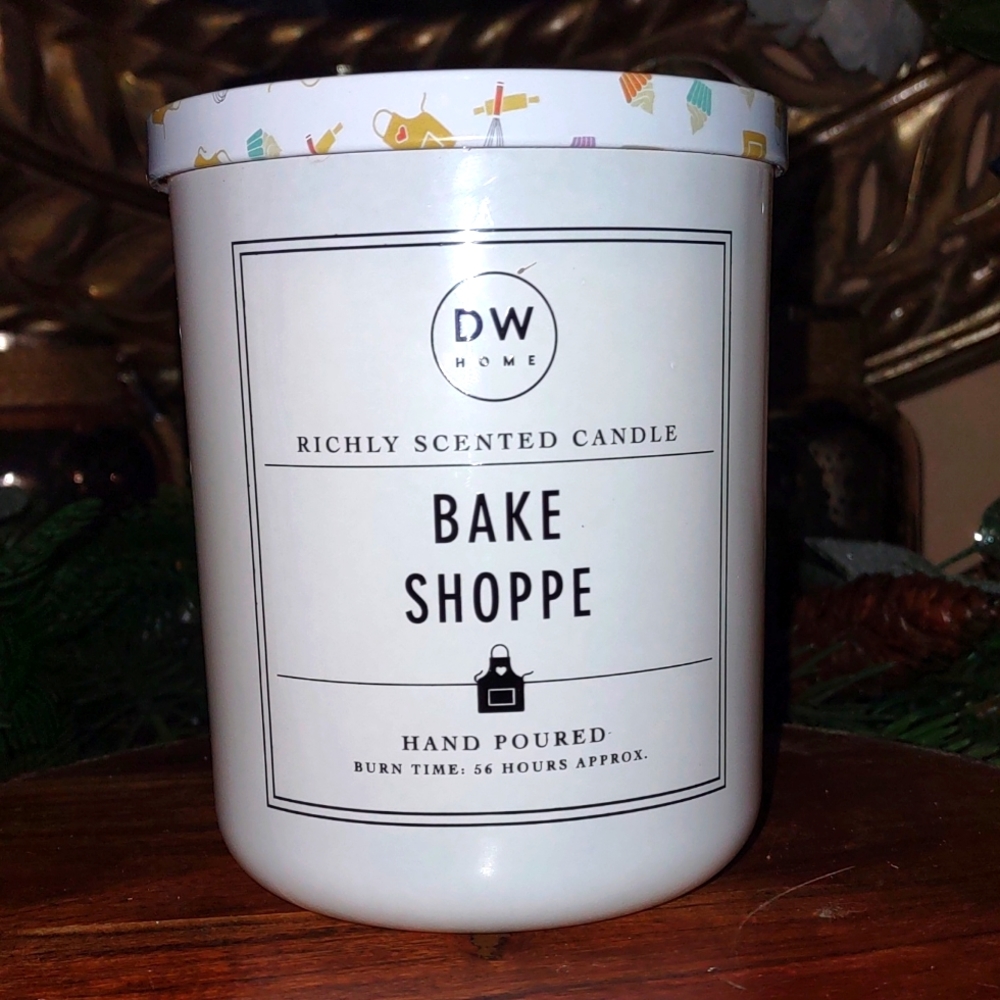 DW HOME BAKE SHOPPE  HAND PURED CANDLE